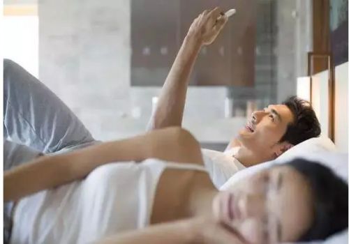 成都市私家侦探：婚内给异性转账配偶有权要回吗